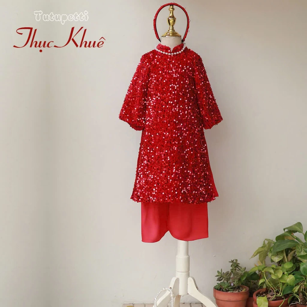 Áo dài đỏ Tutupetti đính cườm lấp lánh điệu đà cho bé chơi Tết