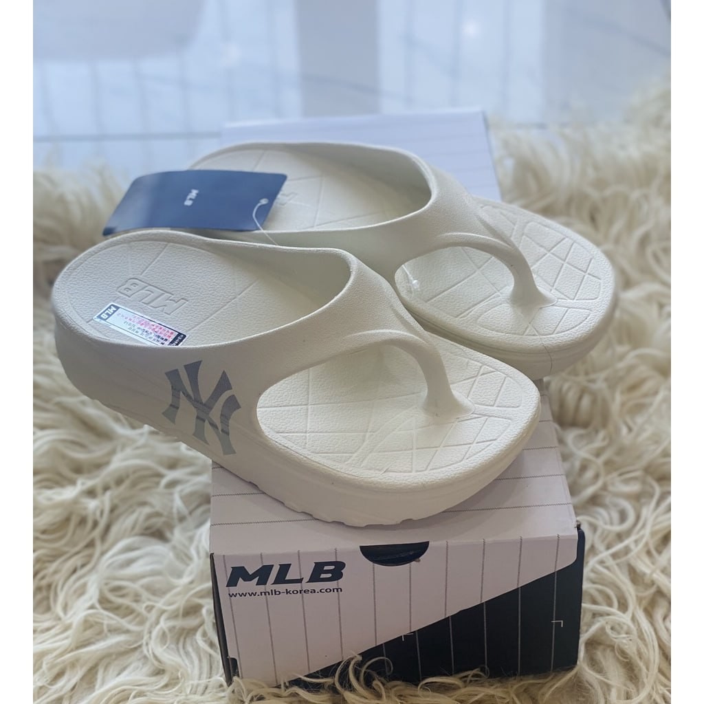 Dép ??? xỏ ngón nữ đế cao 5 phân đi kèm full phụ kiện. Cực tôn dáng cho các bạn gái, chất liệu cao su dày dặn, êm ái