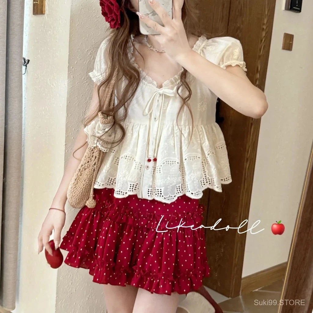 Thiết kế áo thêu cao cấp, chân váy hoa cao eo, váy ngắn co giãn, dáng xếp ly dịu dàng.